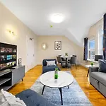Lovely 4-Br Home In Leyton - Sleeps 14, Near Tube