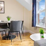 Lovely 4-Br Home In Leyton - Sleeps 14, Near Tube
