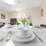Lovely 4-Br Home In Leyton - Sleeps 14, Near Tube