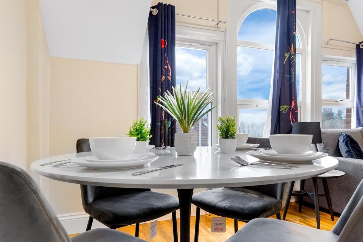Lovely 4-br In Leyton - Sleeps 14, Near Tube Casa vacanze *