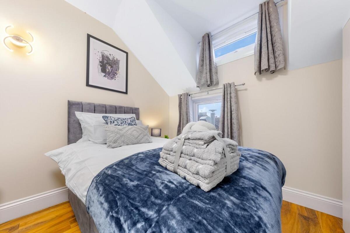 Lovely 4-br In Leyton - Sleeps 14, Near Tube Casa vacanze *