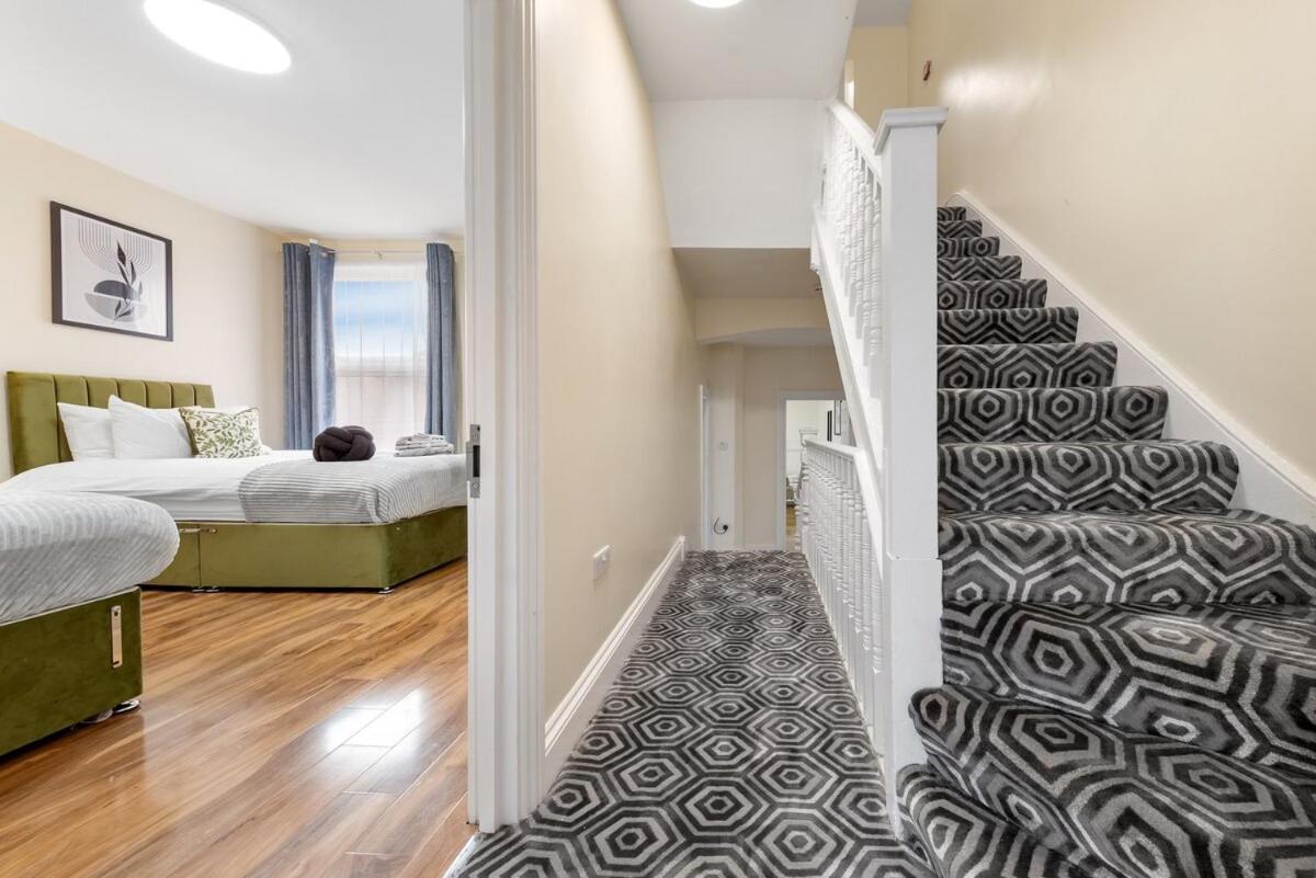 Lovely 4-br In Leyton - Sleeps 14, Near Tube *