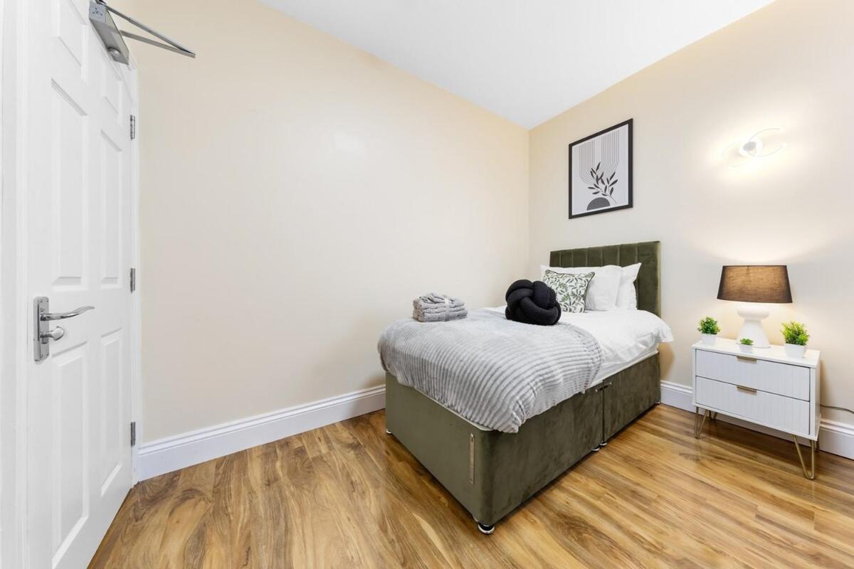 Lovely 4-br In Leyton - Sleeps 14, Near Tube Casa vacanze