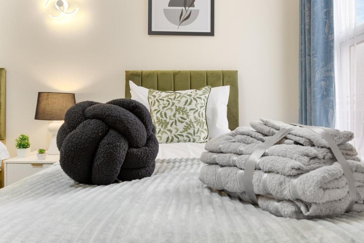 Lovely 4-br In Leyton - Sleeps 14, Near Tube Casa vacanze *