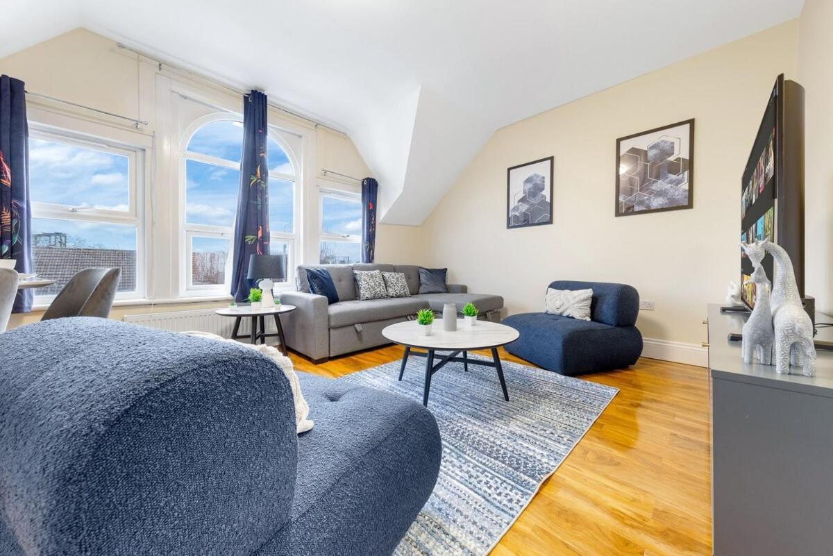 Lovely 4-br In Leyton - Sleeps 14, Near Tube Casa vacanze Londra