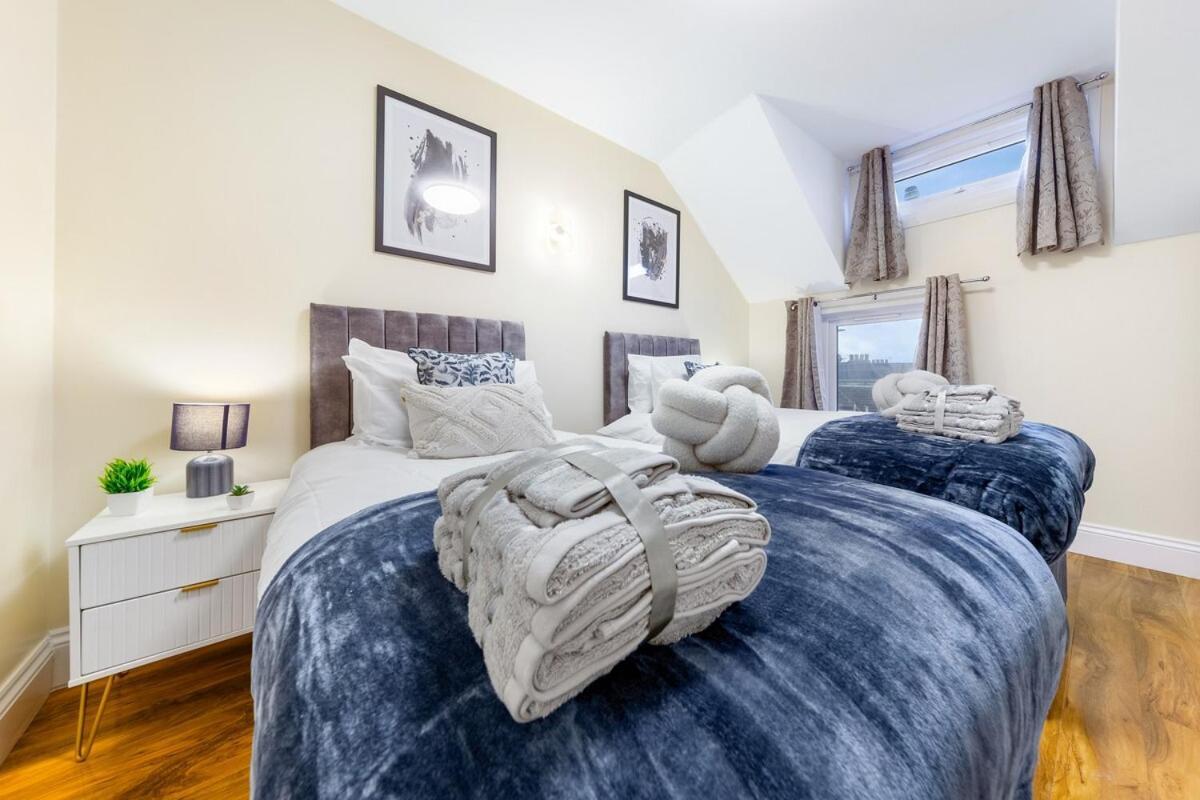 Lovely 4-br In Leyton - Sleeps 14, Near Tube Casa vacanze