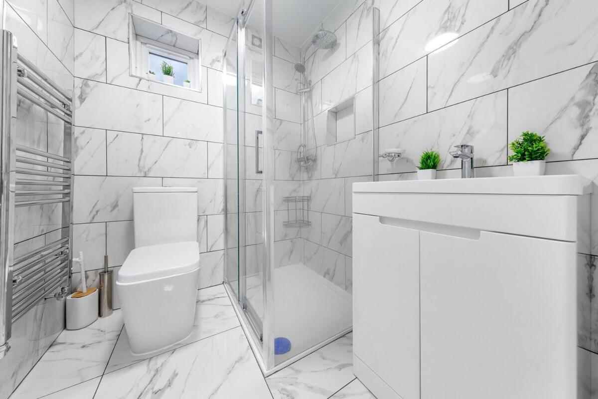 Lovely 4-br In Leyton - Sleeps 14, Near Tube Casa vacanze *