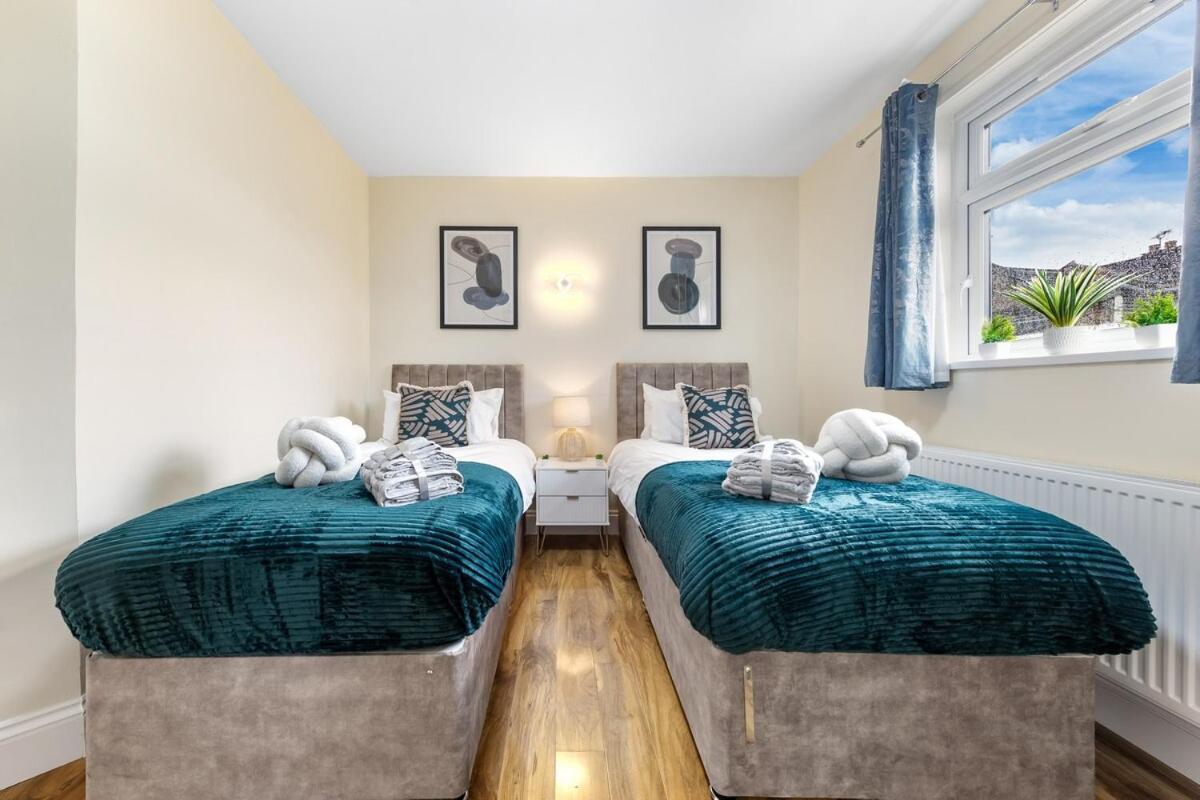 Lovely 4-br In Leyton - Sleeps 14, Near Tube Casa vacanze Londra