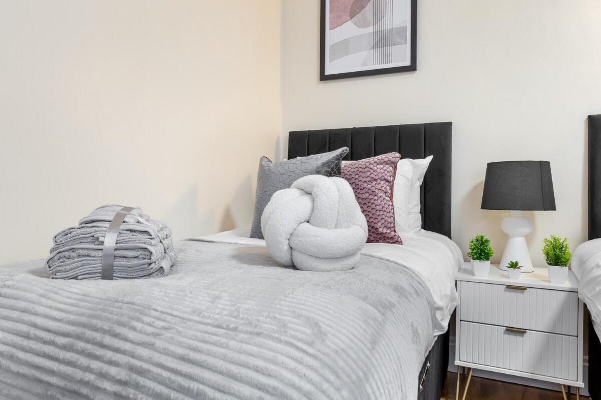 Lovely 4-br In Leyton - Sleeps 14, Near Tube Casa vacanze Londra