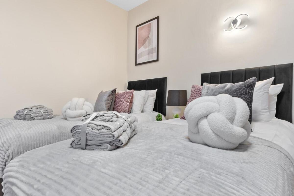 Lovely 4-br In Leyton - Sleeps 14, Near Tube Casa vacanze