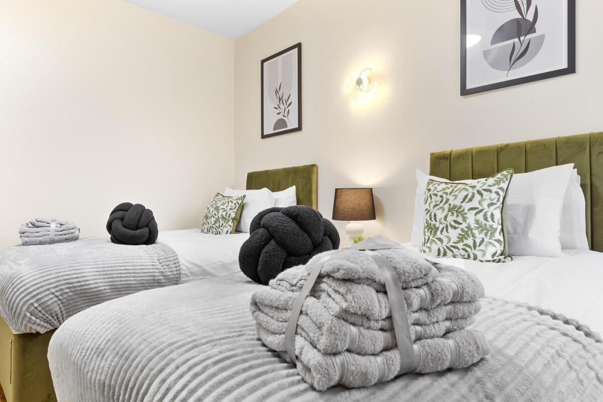 Lovely 4-br In Leyton - Sleeps 14, Near Tube Casa vacanze *