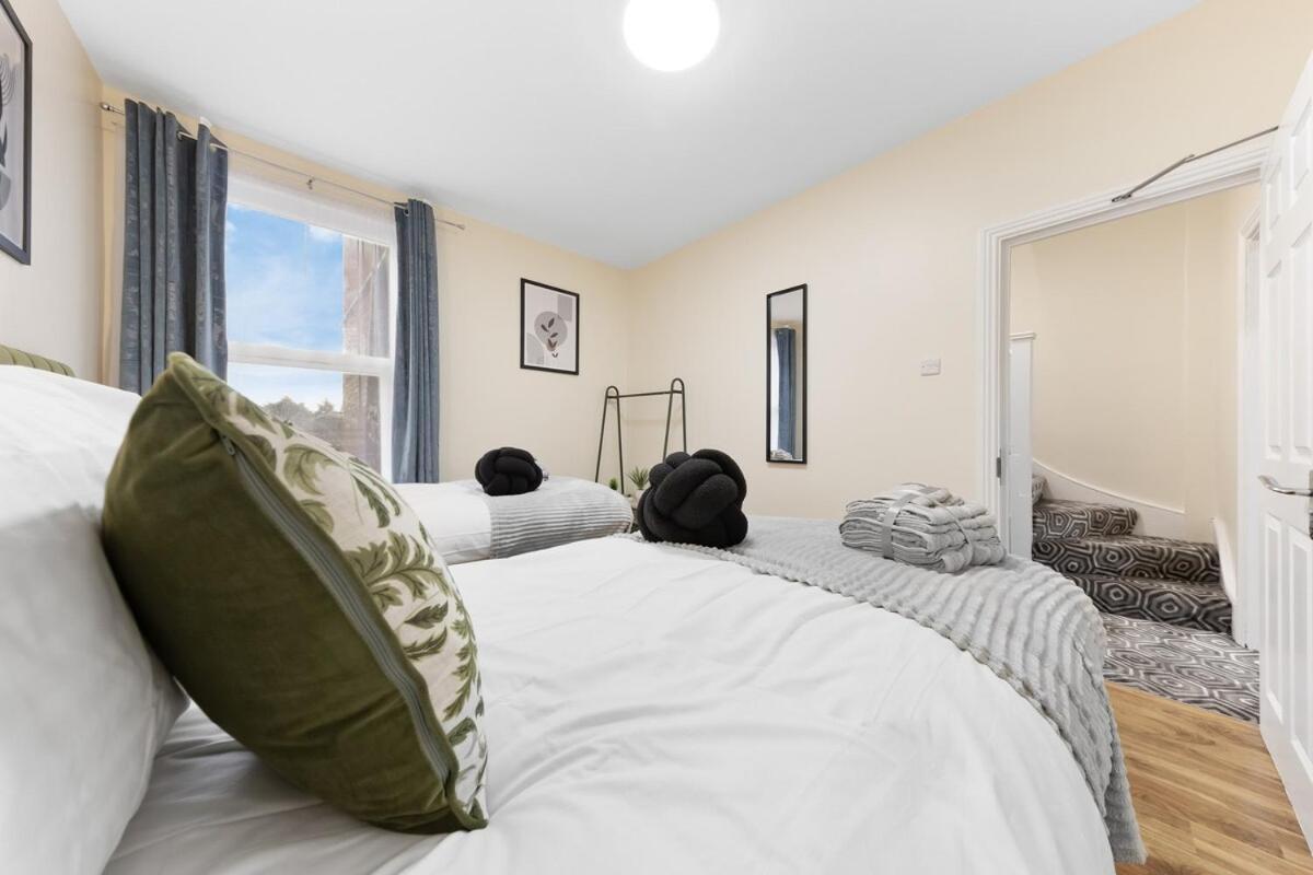 Lovely 4-br In Leyton - Sleeps 14, Near Tube Casa vacanze