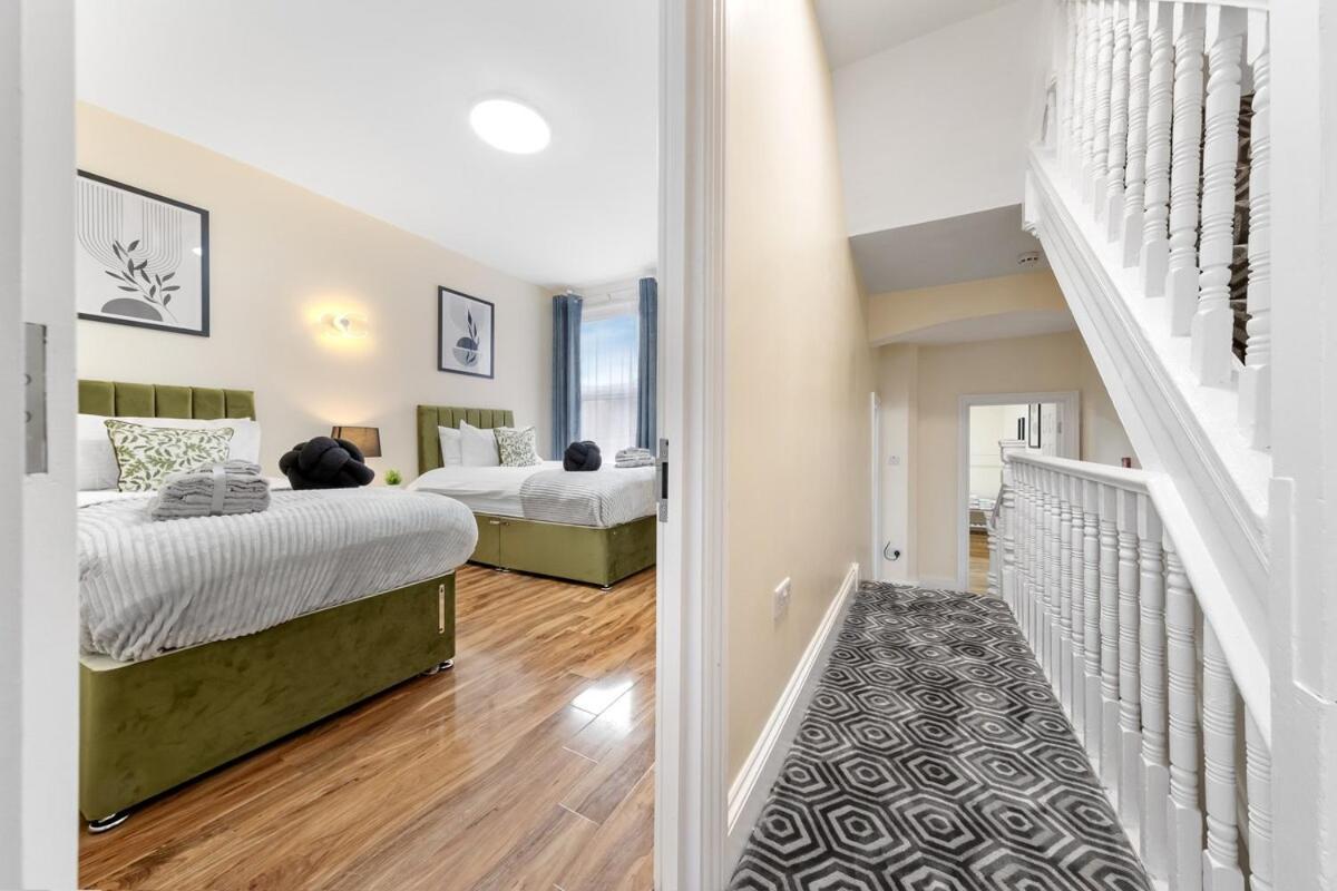 Lovely 4-br In Leyton - Sleeps 14, Near Tube Casa vacanze *
