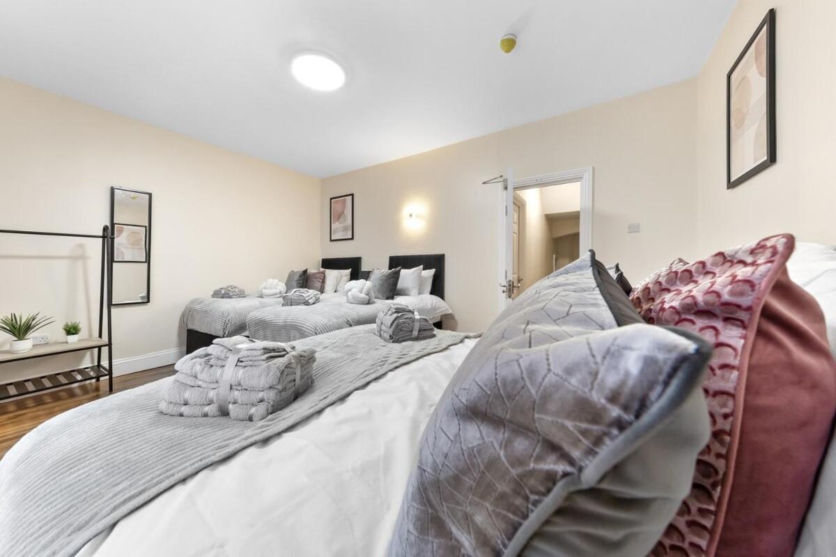 Lovely 4-br In Leyton - Sleeps 14, Near Tube Casa vacanze Londra
