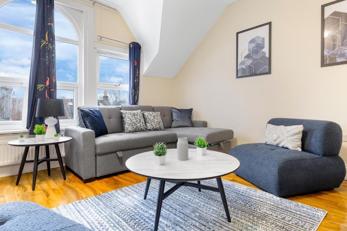 Lovely 4-br In Leyton - Sleeps 14, Near Tube Casa vacanze *