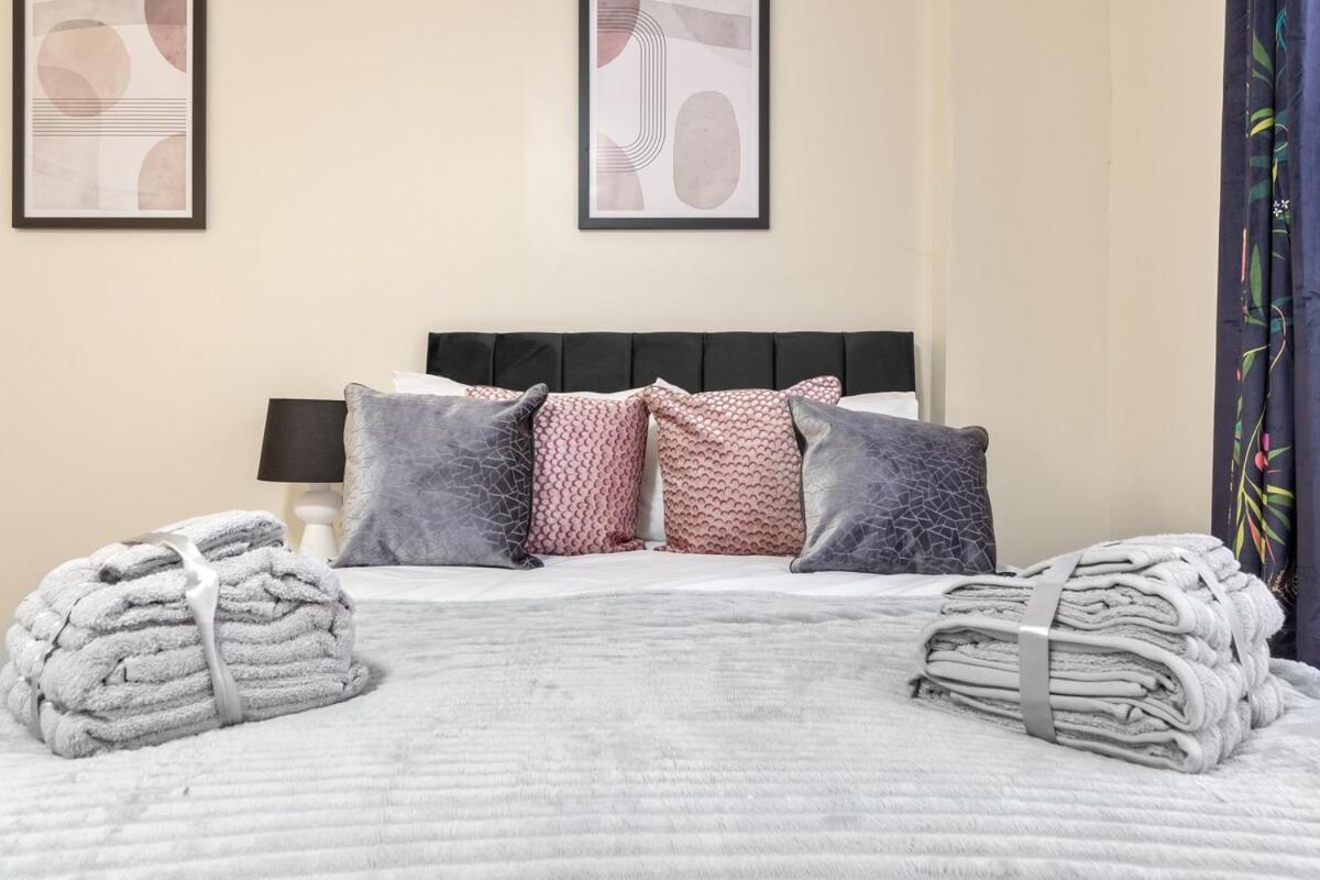 Lovely 4-br In Leyton - Sleeps 14, Near Tube Casa vacanze