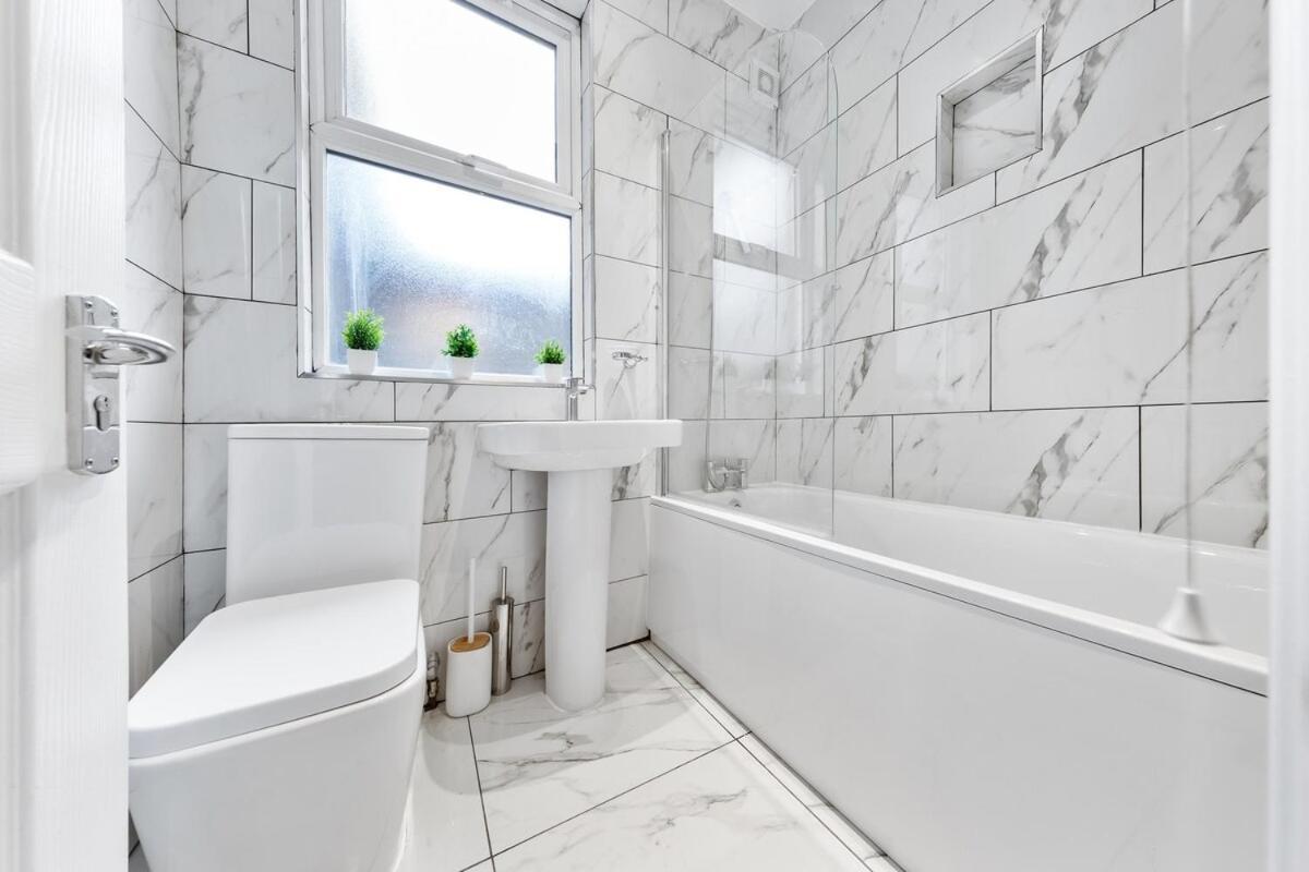 Lovely 4-br In Leyton - Sleeps 14, Near Tube Casa vacanze