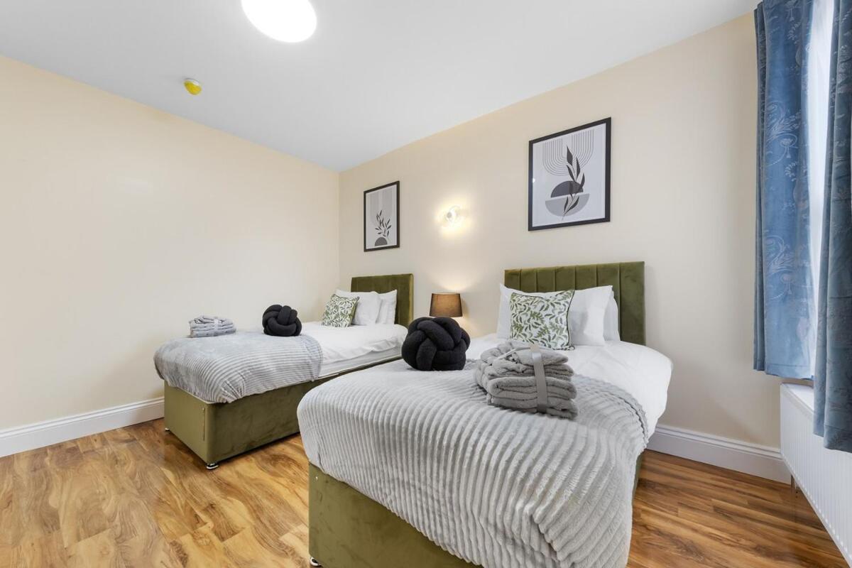 Lovely 4-br In Leyton - Sleeps 14, Near Tube Londra