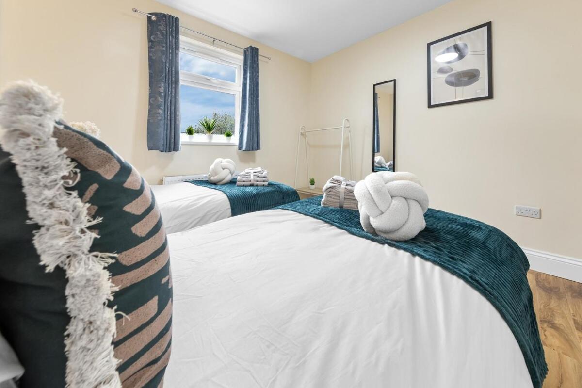 Lovely 4-br In Leyton - Sleeps 14, Near Tube * Londra
