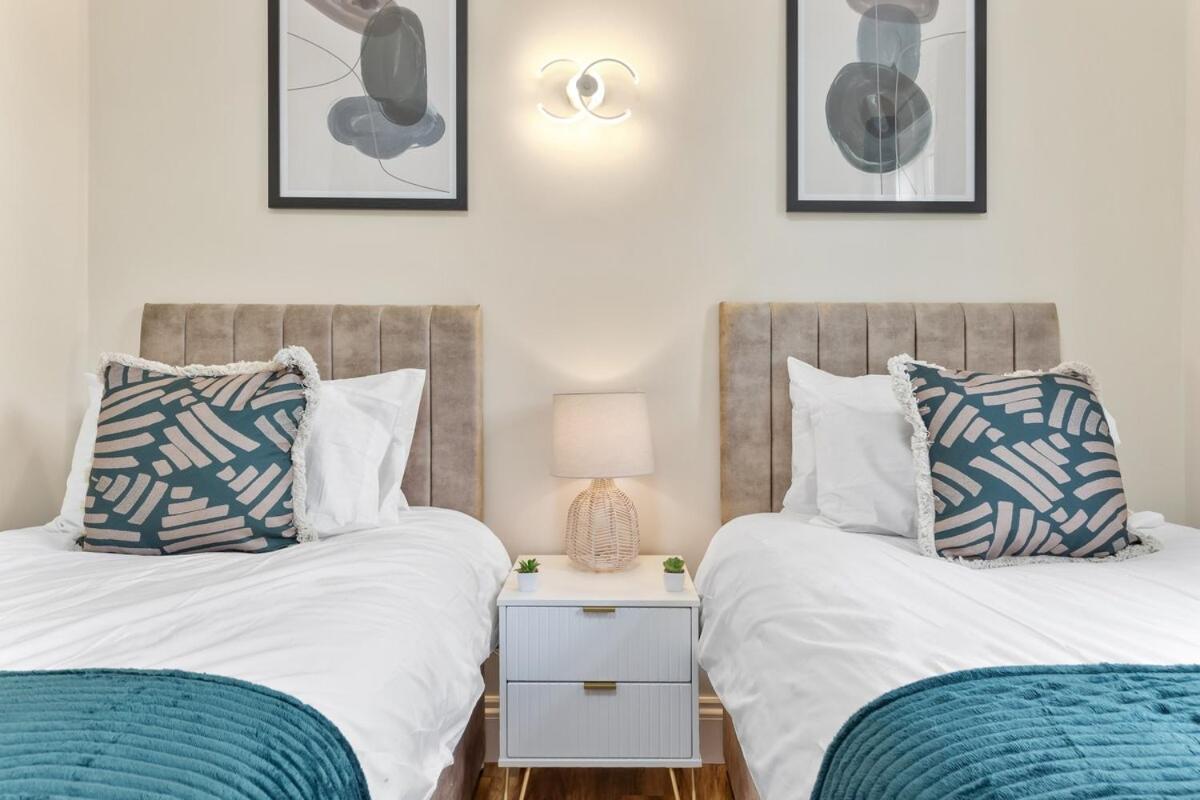 Lovely 4-br In Leyton - Sleeps 14, Near Tube Casa vacanze Londra