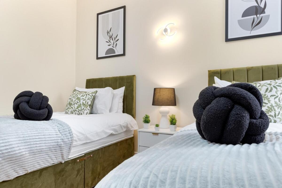 Lovely 4-br In Leyton - Sleeps 14, Near Tube Casa vacanze