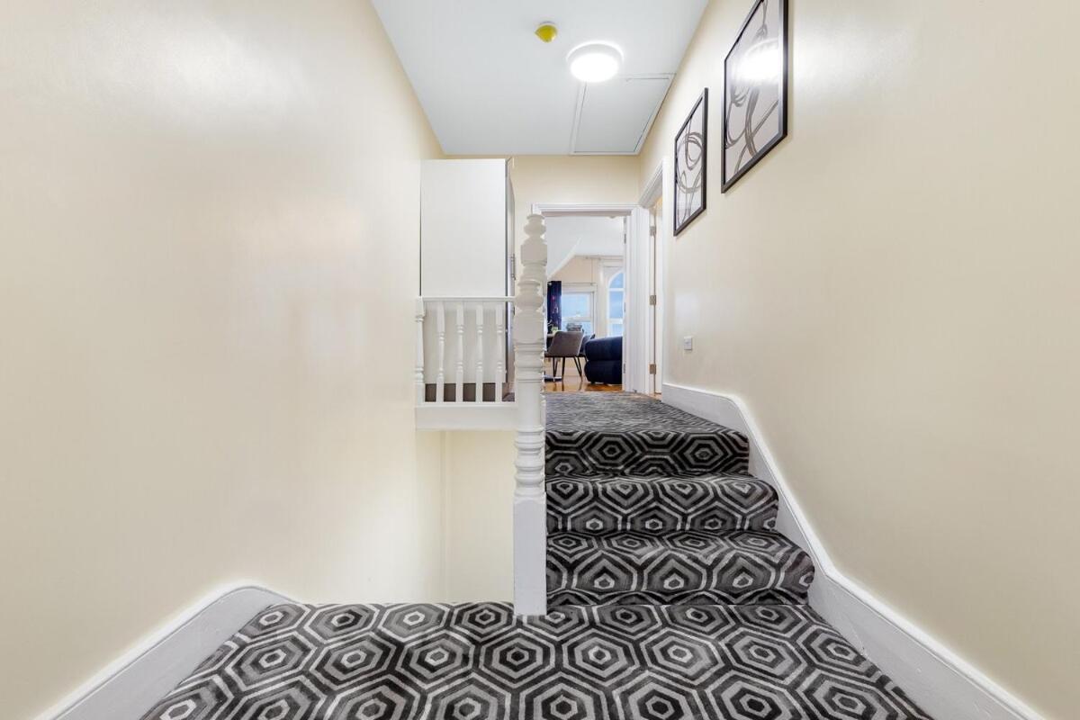 Lovely 4-br In Leyton - Sleeps 14, Near Tube Casa vacanze *