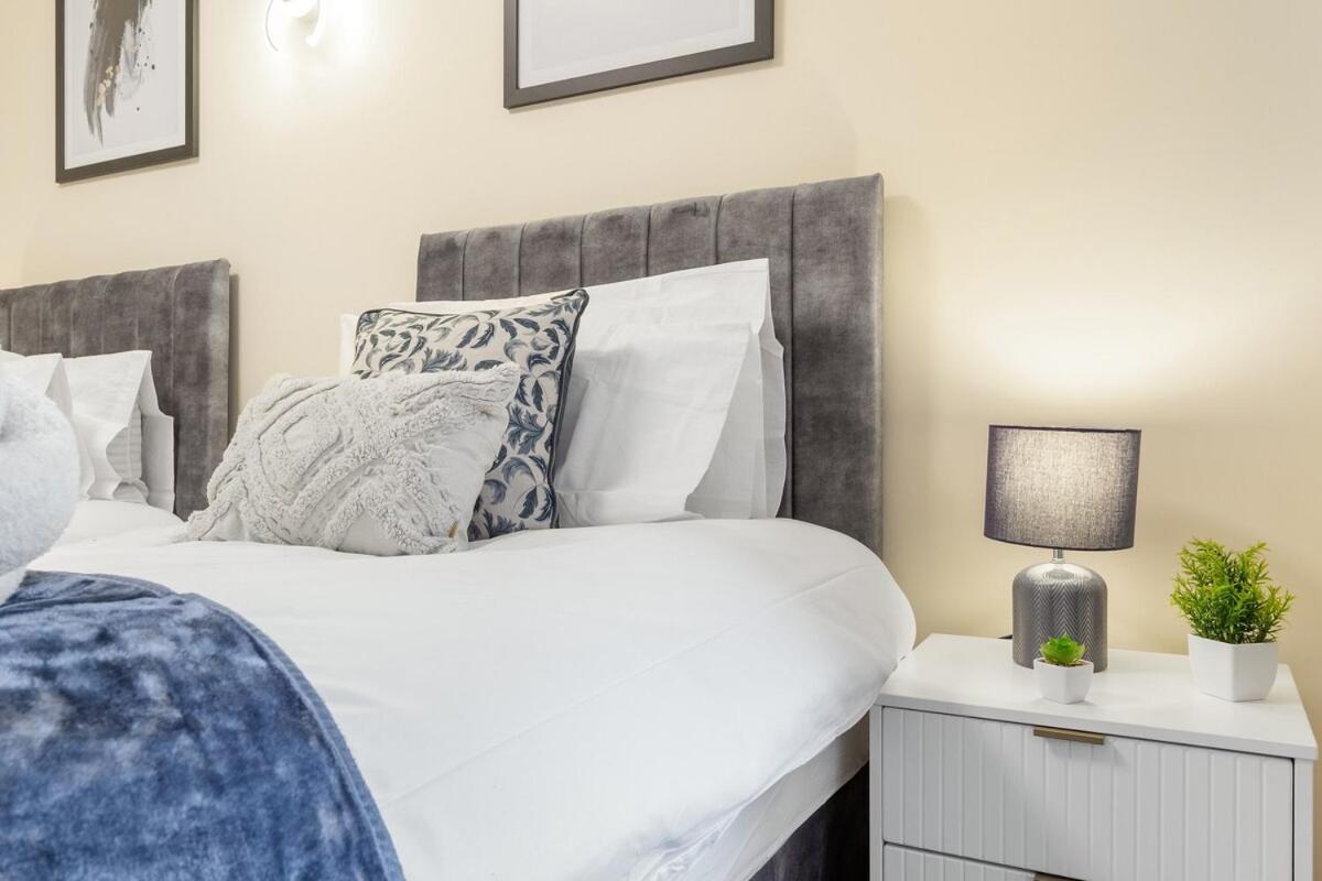 Lovely 4-br In Leyton - Sleeps 14, Near Tube Casa vacanze