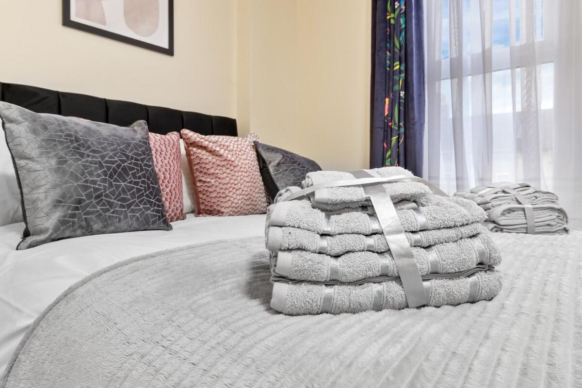 Lovely 4-br In Leyton - Sleeps 14, Near Tube *