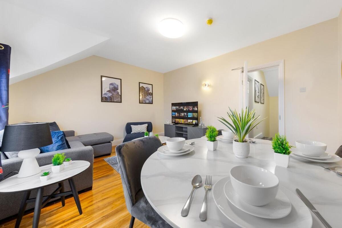 Lovely 4-br In Leyton - Sleeps 14, Near Tube Casa vacanze Londra