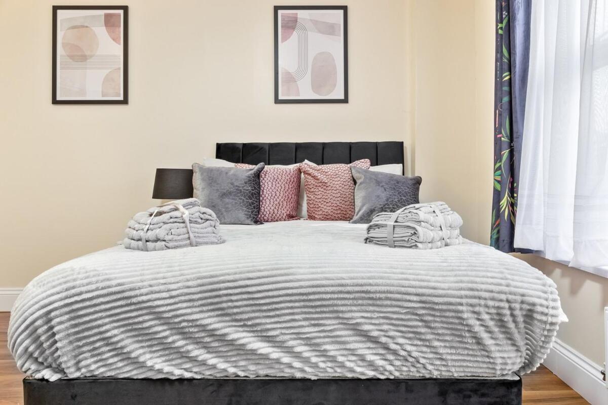 Lovely 4-br In Leyton - Sleeps 14, Near Tube Casa vacanze