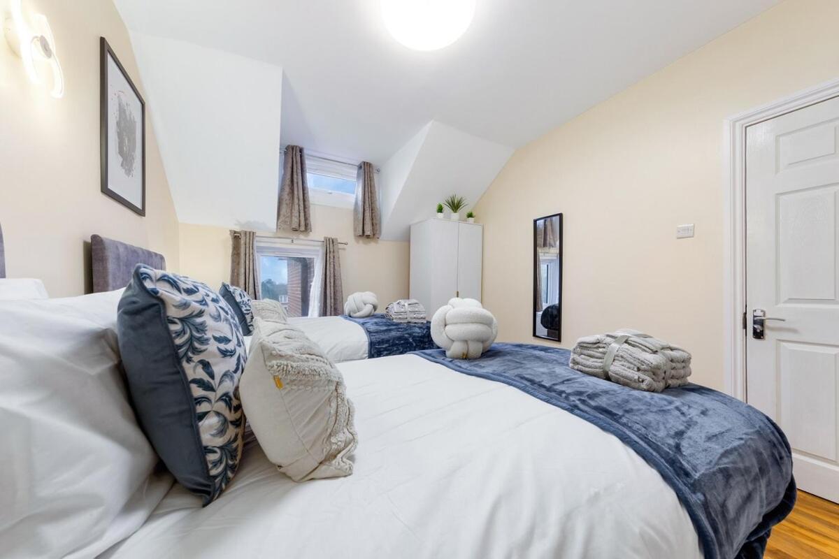 Lovely 4-br In Leyton - Sleeps 14, Near Tube Casa vacanze *
