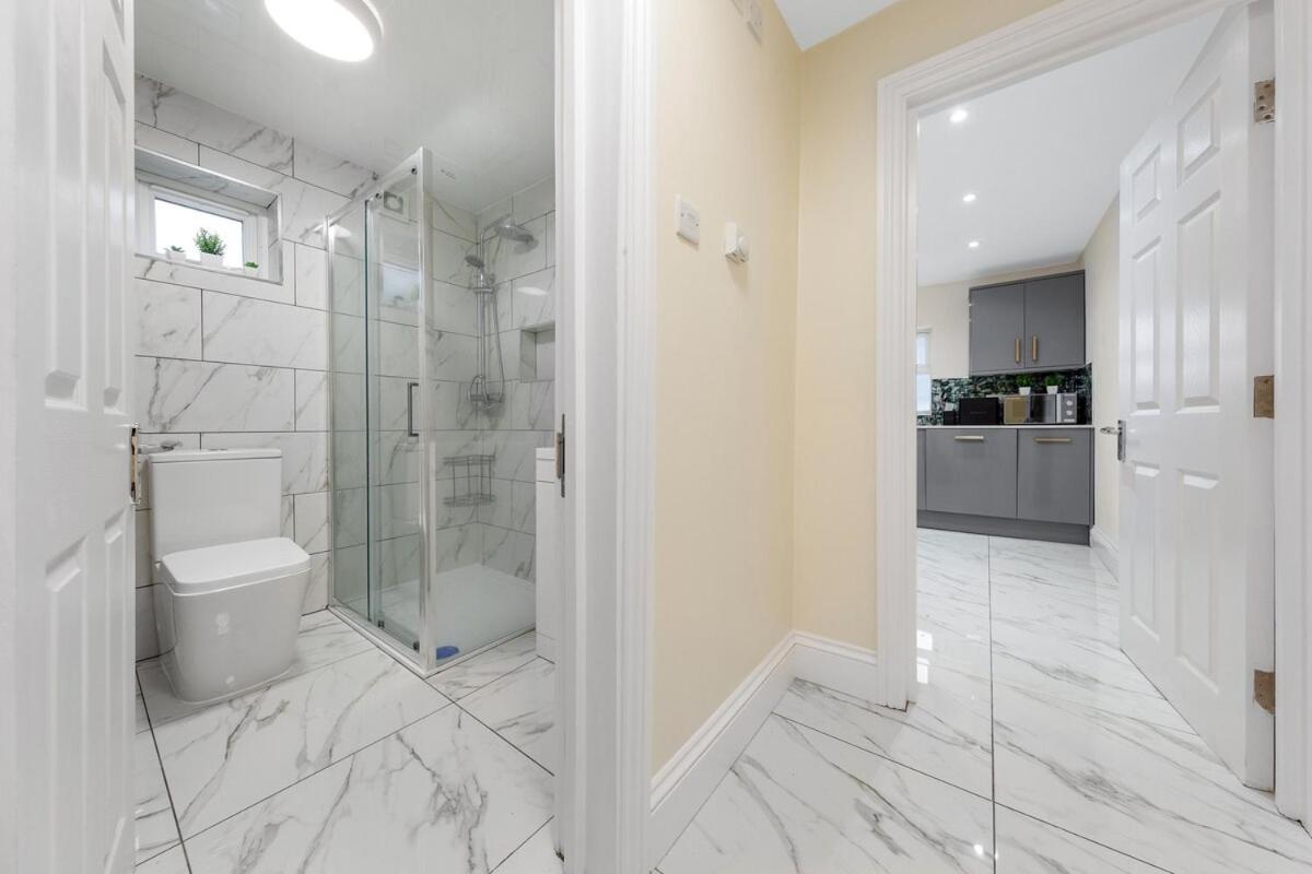 Lovely 4-br In Leyton - Sleeps 14, Near Tube Casa vacanze Londra