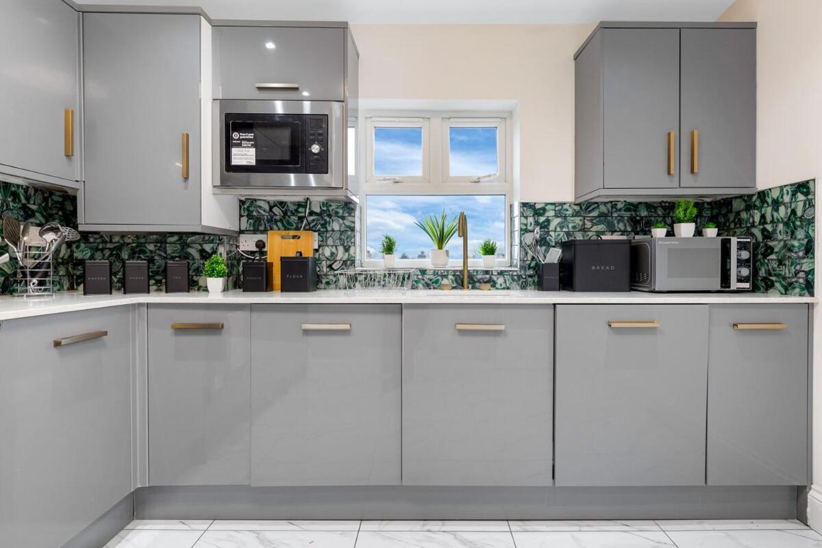 Lovely 4-br In Leyton - Sleeps 14, Near Tube Casa vacanze *