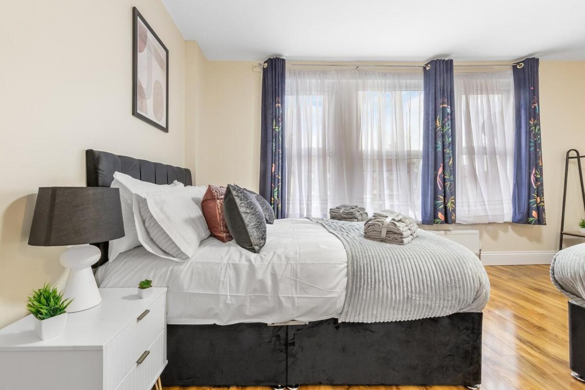 Lovely 4-br In Leyton - Sleeps 14, Near Tube Holiday home *