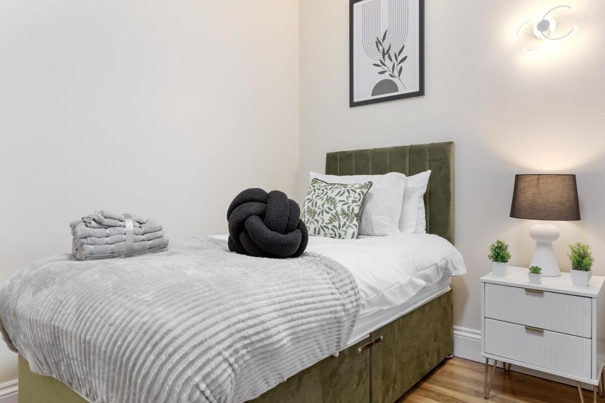 Holiday home Lovely 4-br In Leyton - Sleeps 14, Near Tube London
